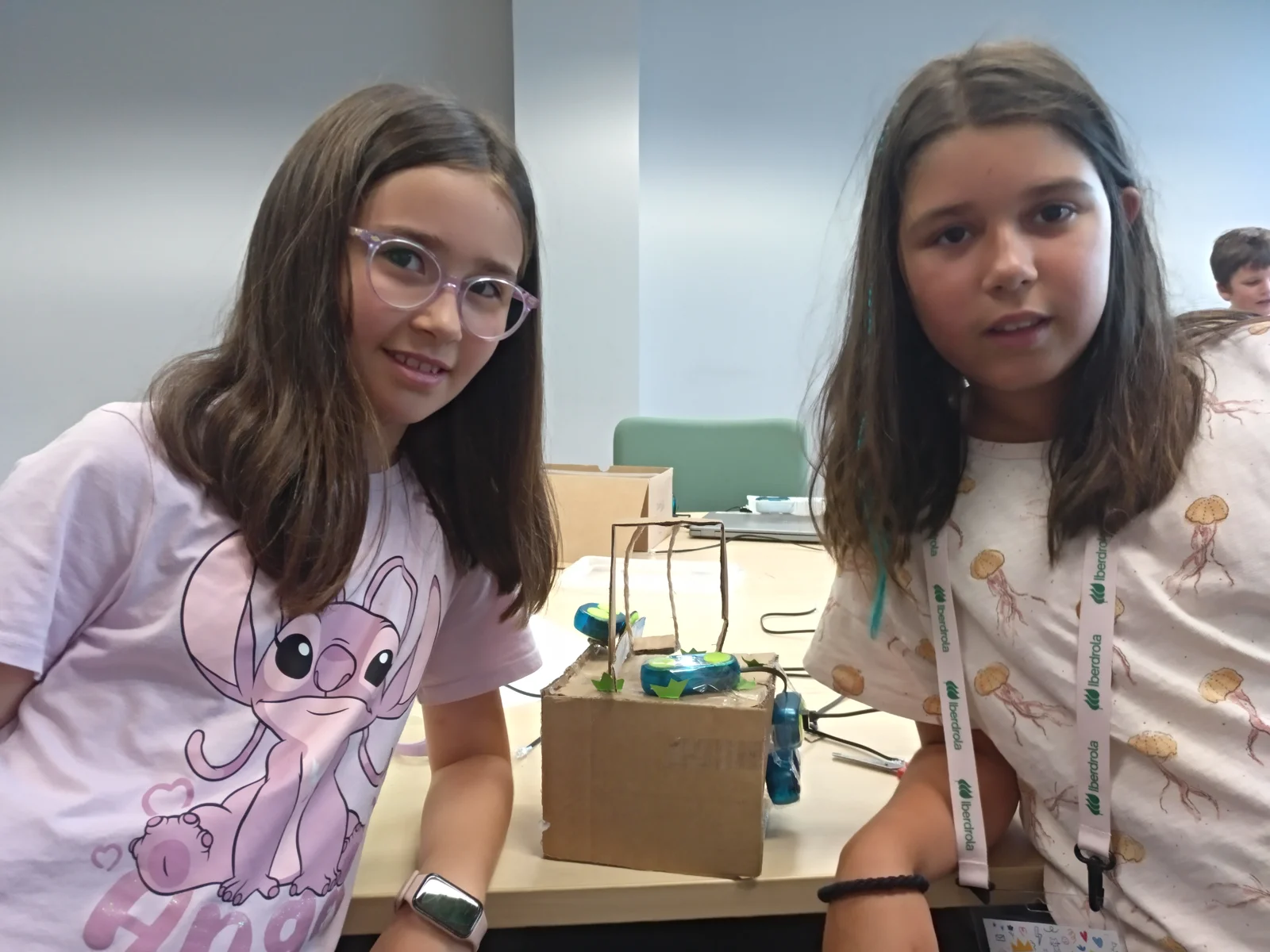 Participantes del campus de Iberdrola mostrando su proyecto tecnológico.